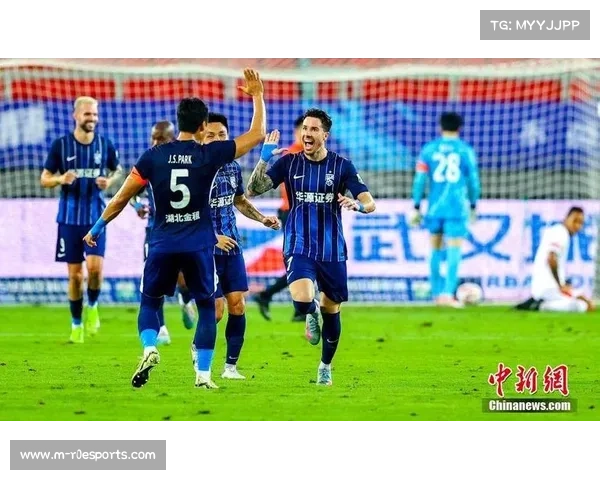 武汉三镇、青岛两队、重庆铜梁龙等队可能陷入保级苦战。 武汉三镇、青岛两队、重庆铜梁龙等队可能陷入保级苦战。